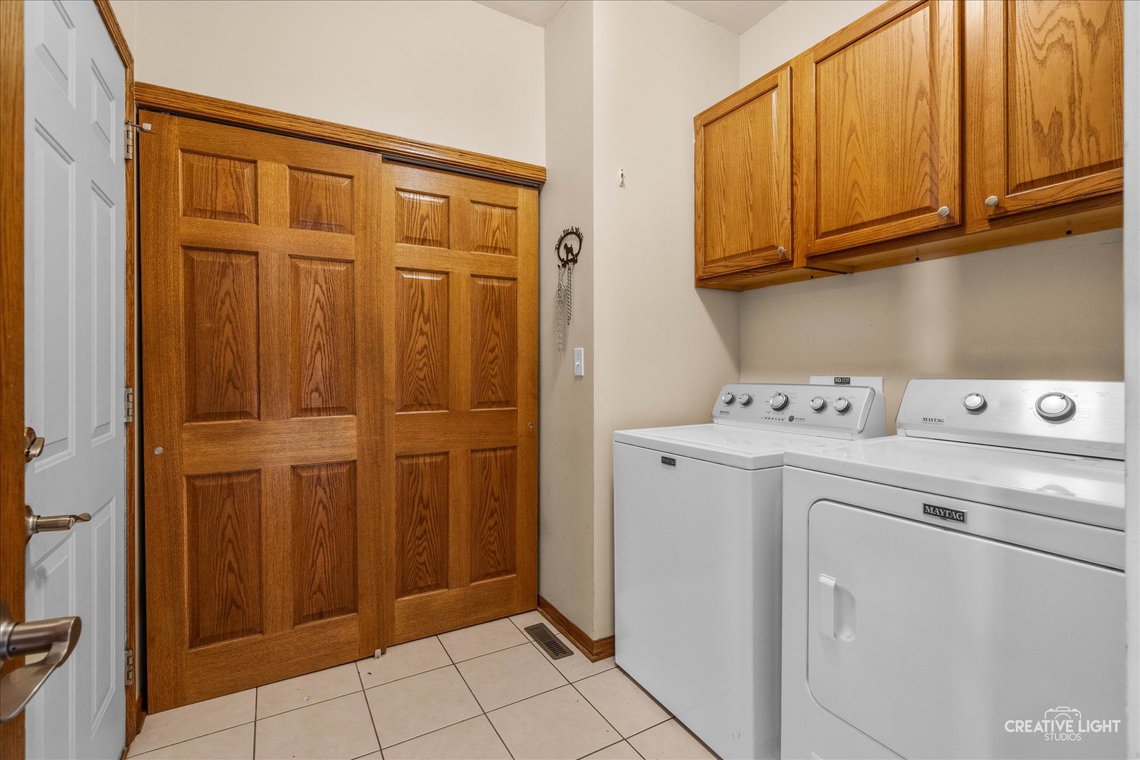 457 Davis Drive Sycamore, IL 60178 - Photo 12 of 32 a utility room with dryer and washer