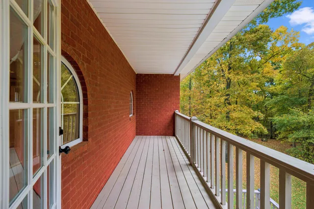 a view of a yard with a house