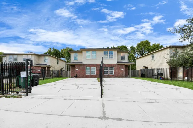 a view of a house with a backyard