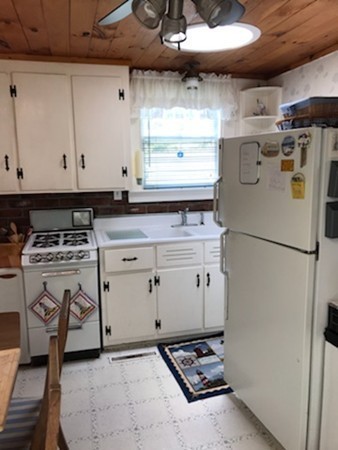 16 Upland Road Wareham, MA 02558 - Photo 7 of 14