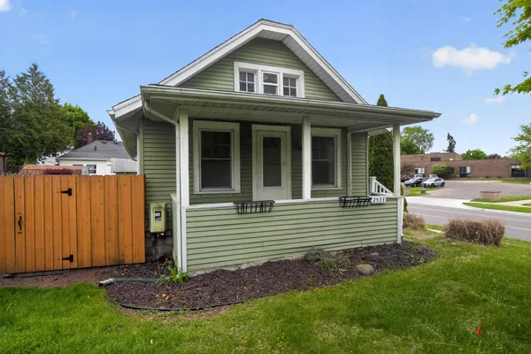 $119,900 | 2533 South Washington Avenue, Lansing, MI 48910