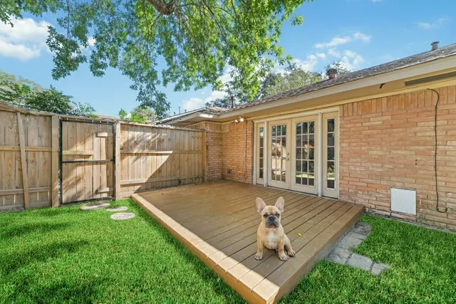 a view of a house with backyard and garden