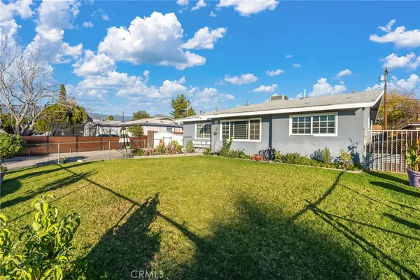 a view of an house with backyard and swimming pool