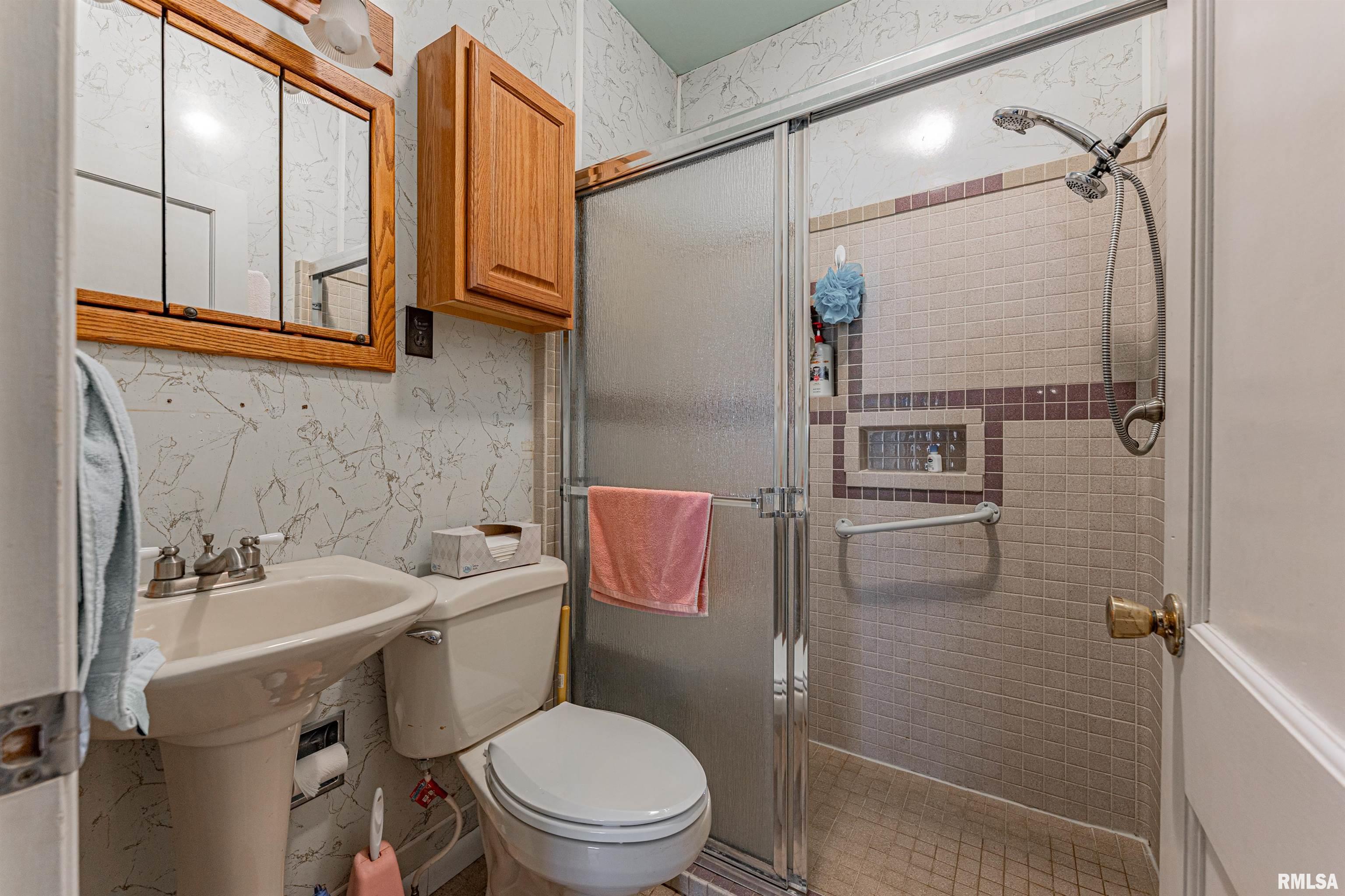 640 7th Street Lincoln, IL 62656 - Photo 17 of 27