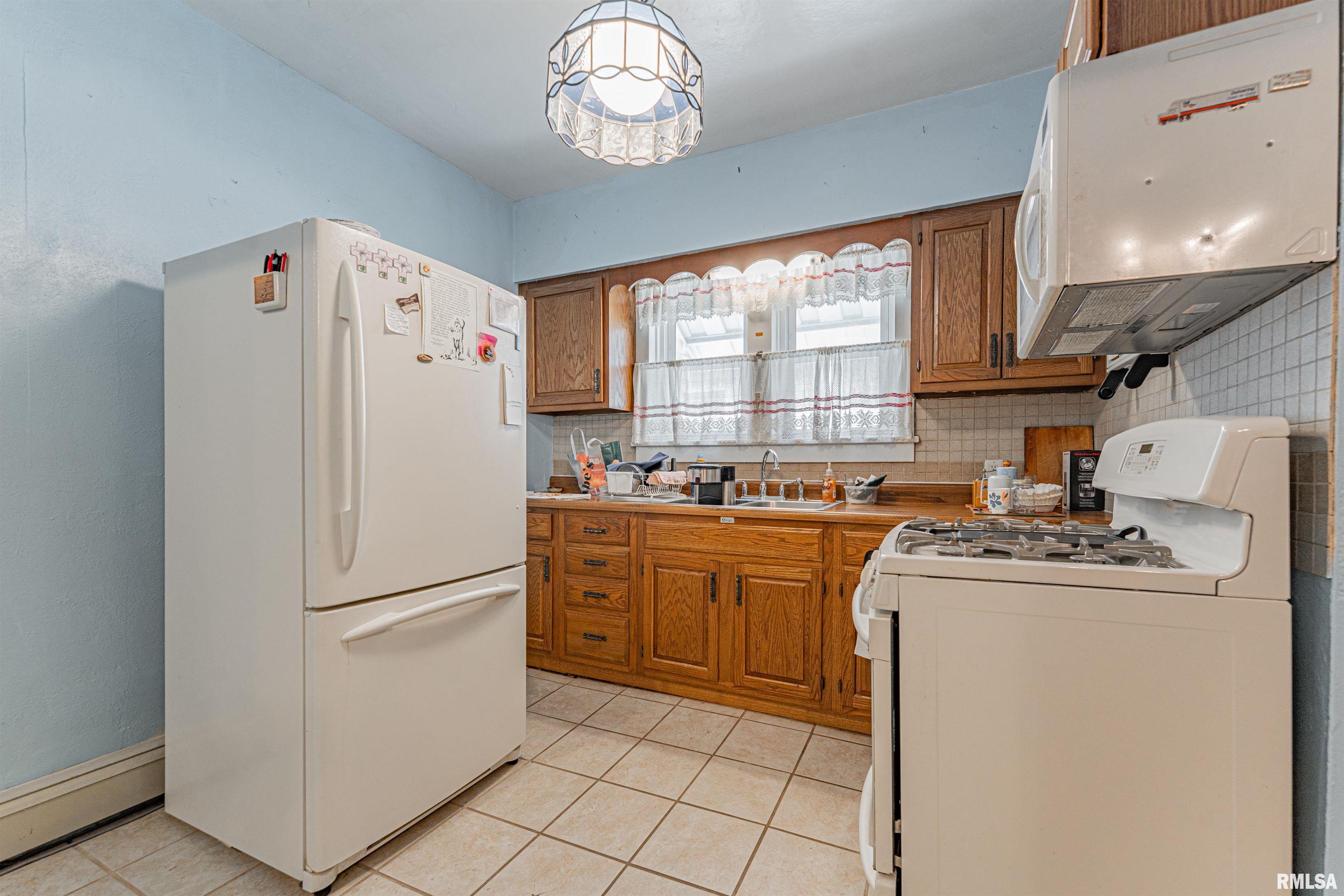 640 7th Street Lincoln, IL 62656 - Photo 7 of 27