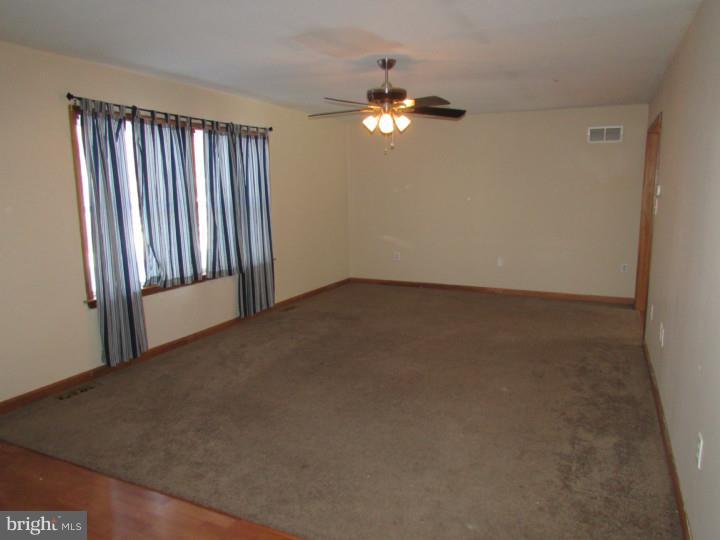 2068 White Oak Road Dover, DE 19901 - Photo 2 of 18 Living Room
