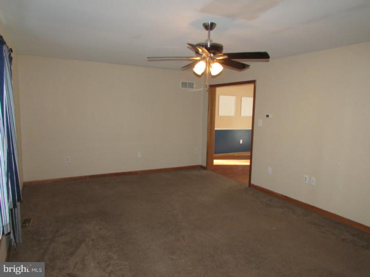 2068 White Oak Road Dover, DE 19901 - Photo 3 of 18 Living Room