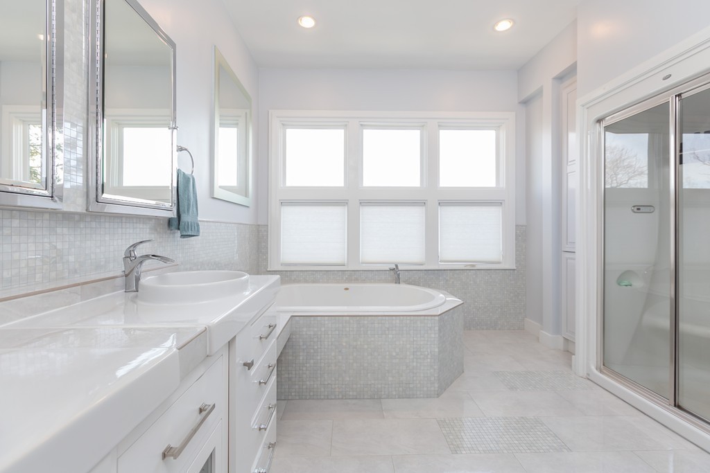 152 Winthrop Road, Unit 2 Brookline, MA 02445 - Photo 16 of 28 a bathroom with 2 sink tub and a mirror