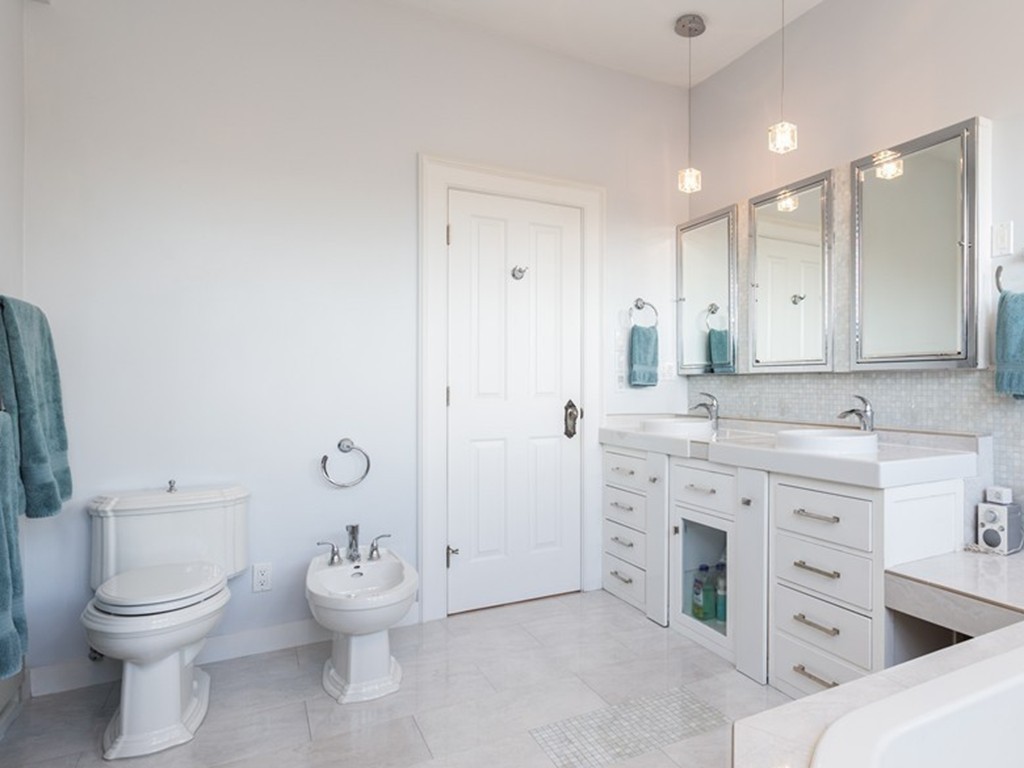 152 Winthrop Road, Unit 2 Brookline, MA 02445 - Photo 17 of 28 a bathroom with a toilet sink and mirror