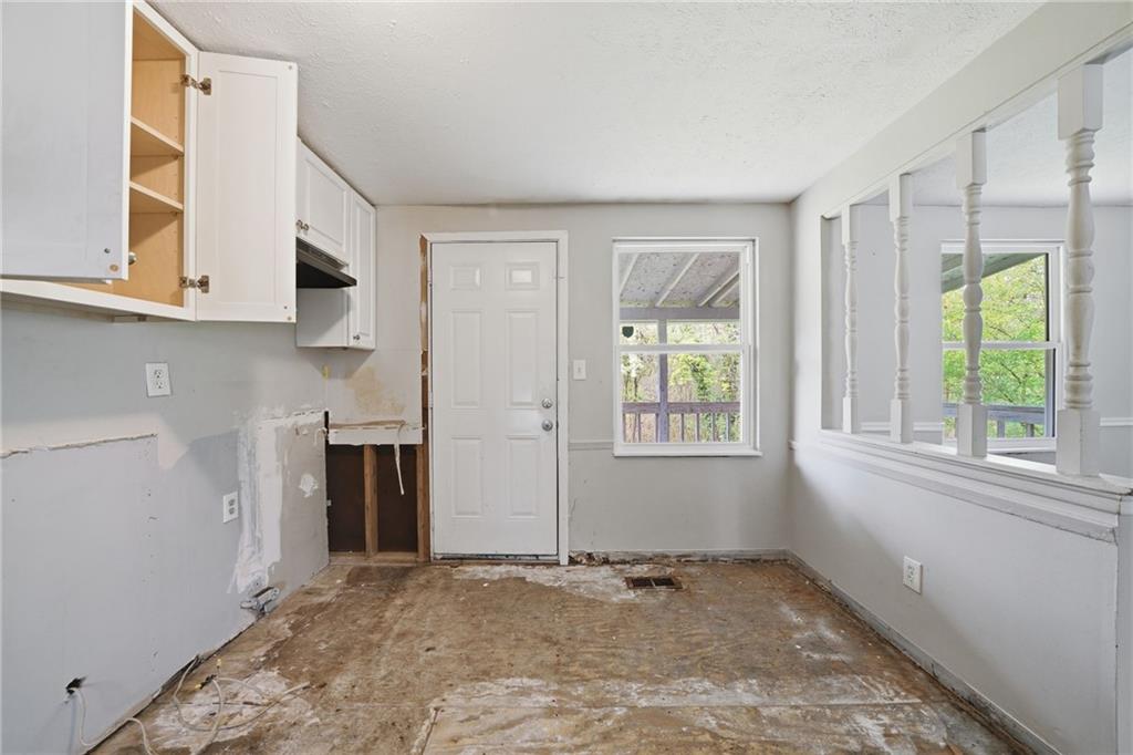 6865 Kimberly Mill Road Atlanta, GA 30349 - Photo 4 of 25 an empty room with windows and closet