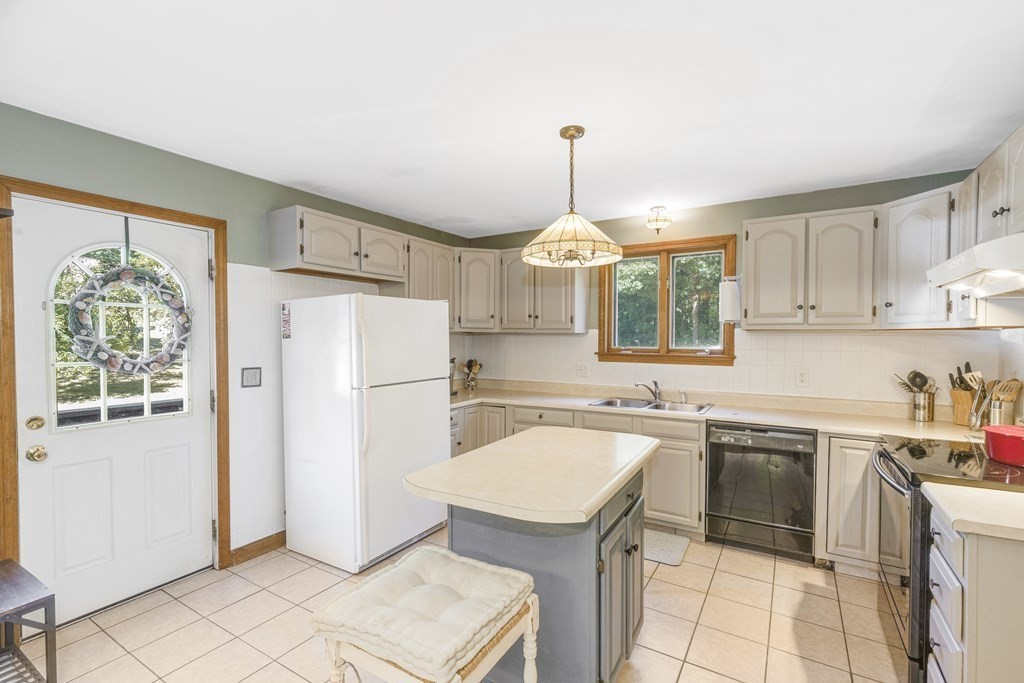 66 Middle Road Amesbury, MA 01913 - Photo 8 of 28