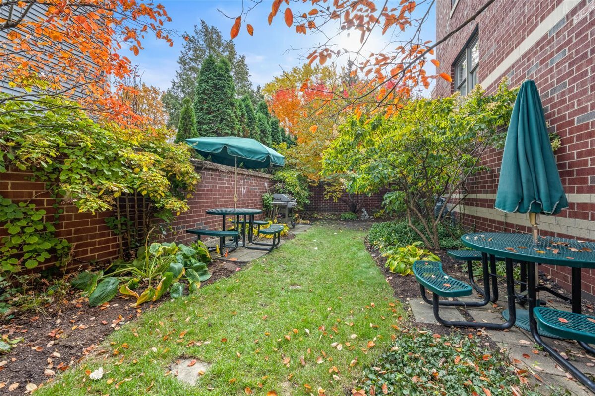 1107 Greenleaf Avenue, Unit 4G Wilmette, IL 60091 - Photo 5 of 8 a backyard of a house with lots of green space
