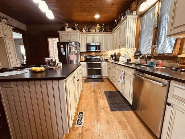 $289,500 | 715 Southeast 2nd Street, Washington, IN 47501