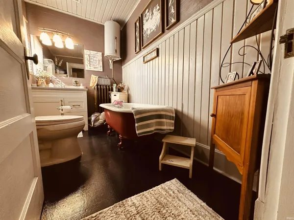 $289,500 | 715 Southeast 2nd Street, Washington, IN 47501