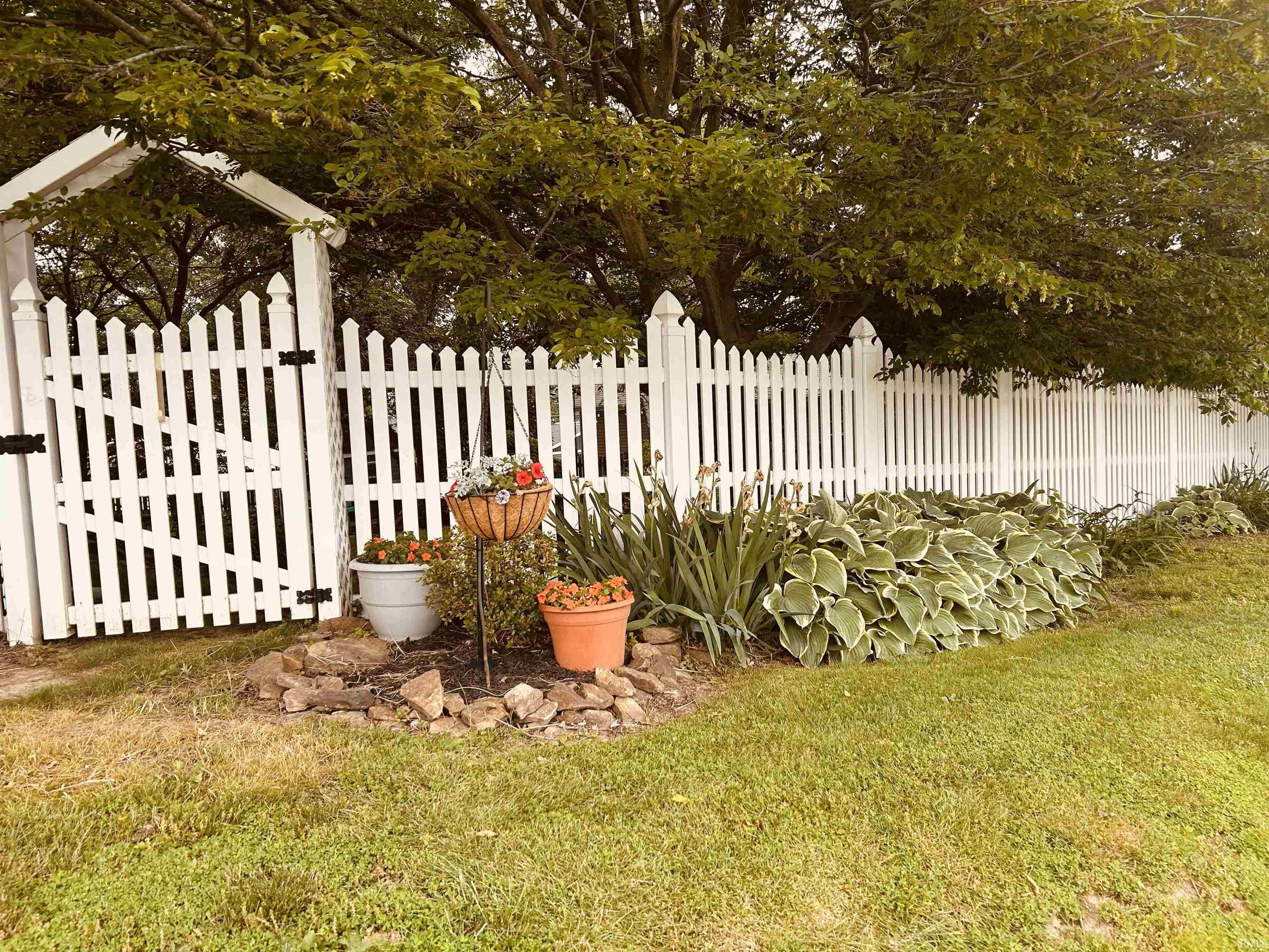 715 Southeast 2nd Street Washington, IN 47501 - Photo 4 of 27