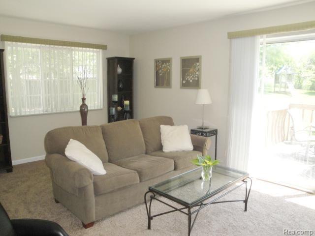 1038 East Gunn Road Rochester, MI 48306 - Photo 4 of 20 #4 Great Room 2.jpg