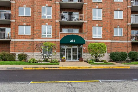 $330,000 | 365 Graceland Avenue, Unit 205A, Des Plaines, IL 60016