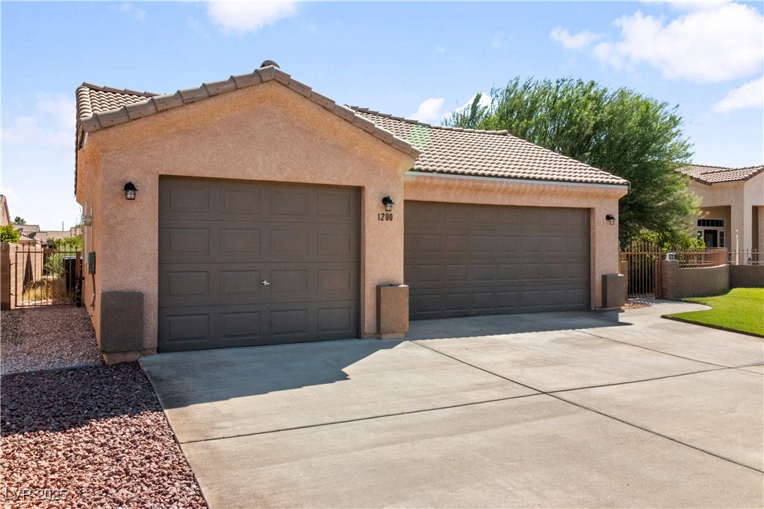 1200 Golf Club Drive Laughlin, NV 89029 - Photo 62 of 87 View of front of house with stucco siding and driveway