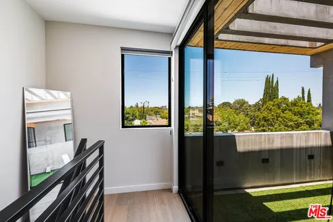 $1,599,000 | 4425 North Studio Place, Studio City, CA 91602