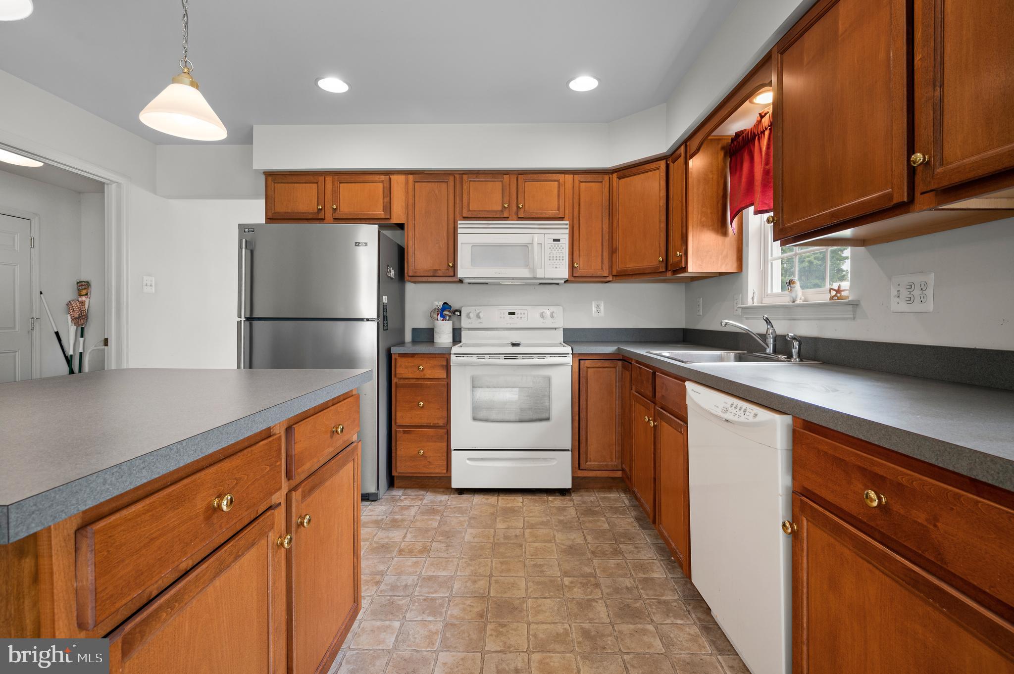 12 Eagle Ridge Drive Mantua, NJ 08051 - Photo 10 of 29 Open Eat-In Kitchen