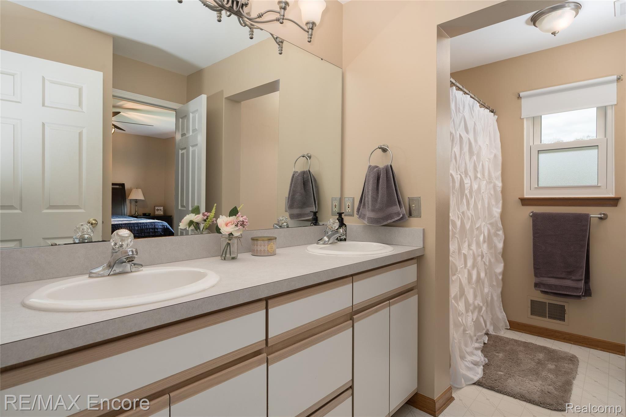 128 South Baldwin Road Oxford, MI 48371 - Photo 29 of 42 UPSTAIRS MAIN BATH