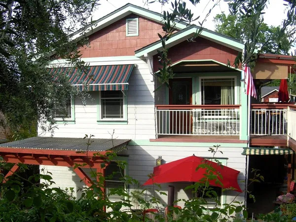 a view of a house with backyard and porch