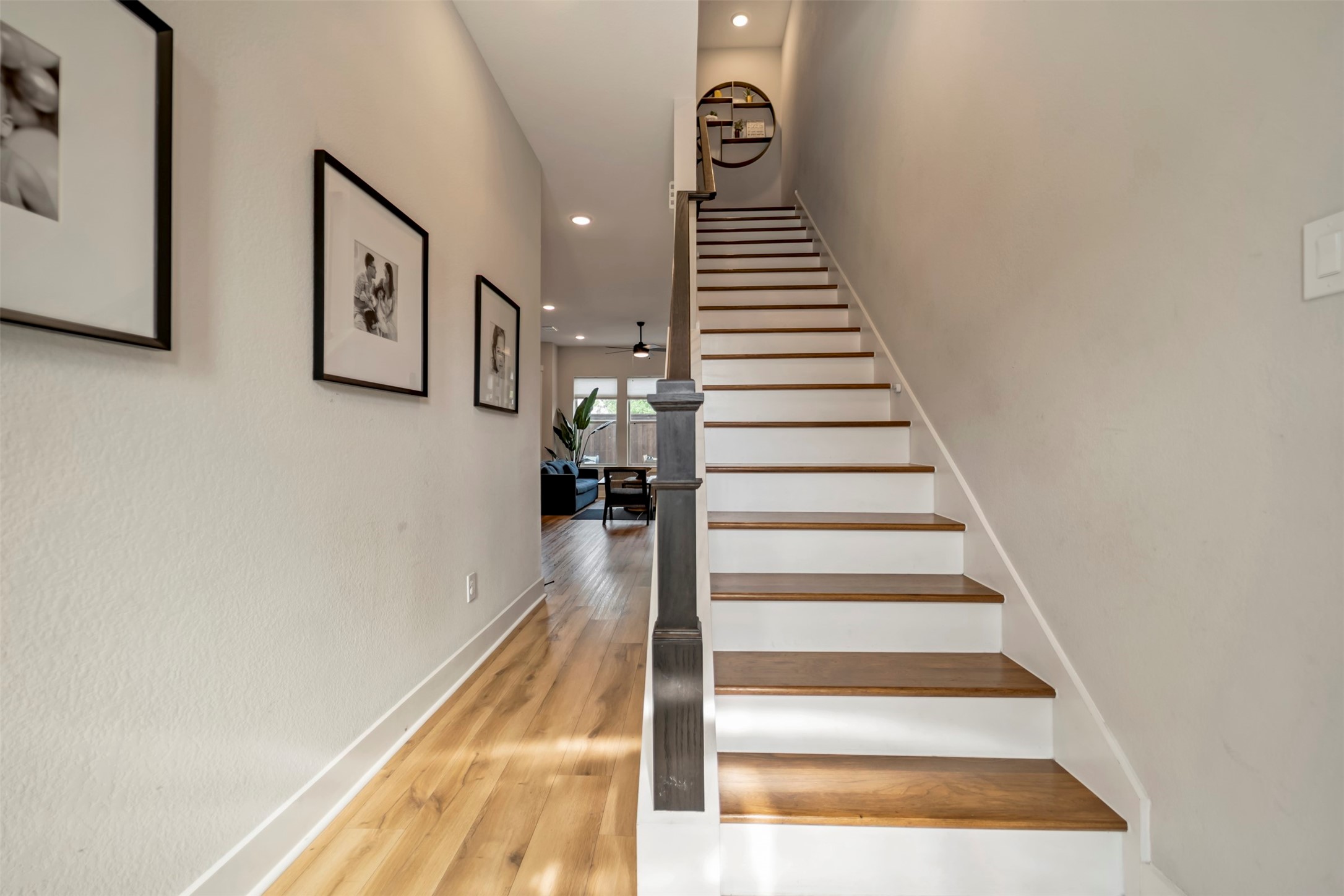 5209 Carters Bank Avenue Houston, TX 77091 - Photo 5 of 24 a view of entryway