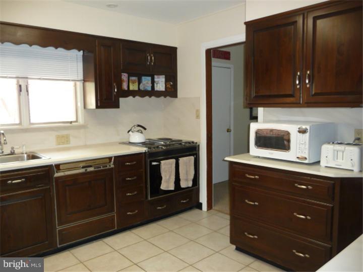 32 Silverbell Road Levittown, PA 19056 - Photo 7 of 21 Gallery Image 7