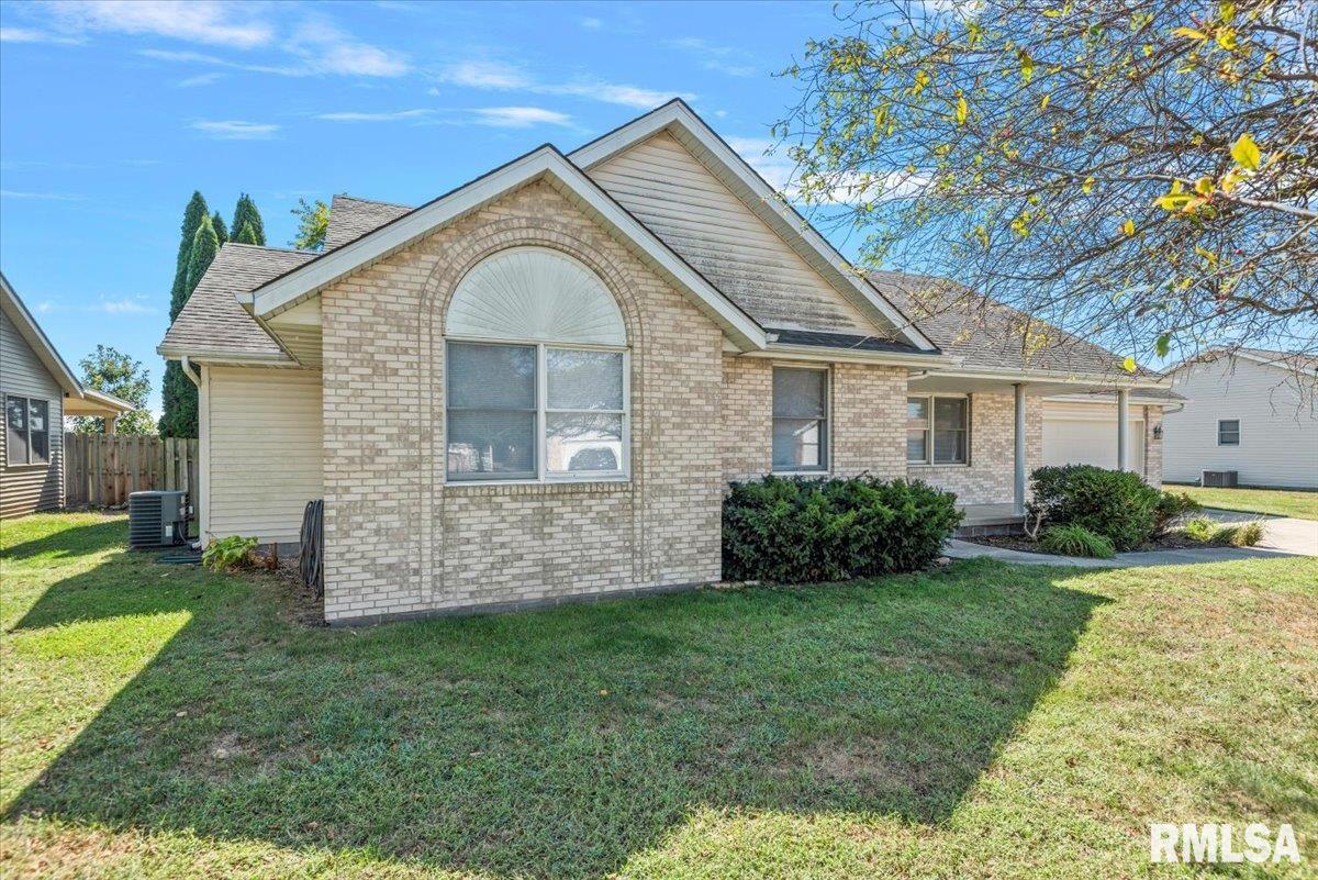 1052 Oakbrook Avenue Chatham, IL 62629 - Photo 3 of 30