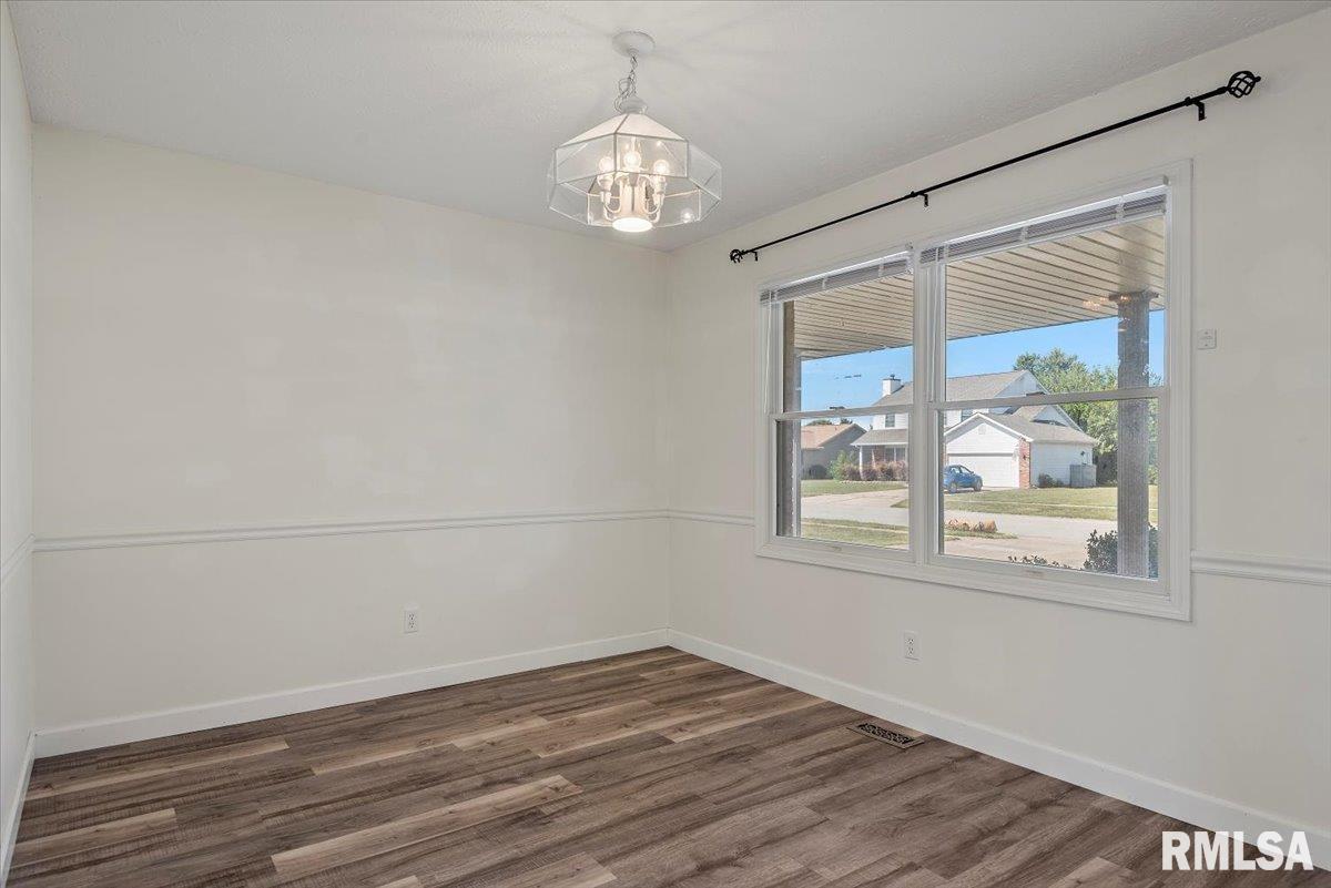 1052 Oakbrook Avenue Chatham, IL 62629 - Photo 7 of 30