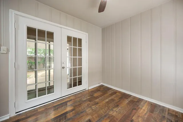 a view of empty room with windows
