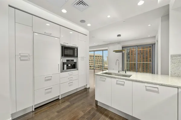 $7,250 | 200 Congress Avenue, Unit 24B, Austin, TX 78701