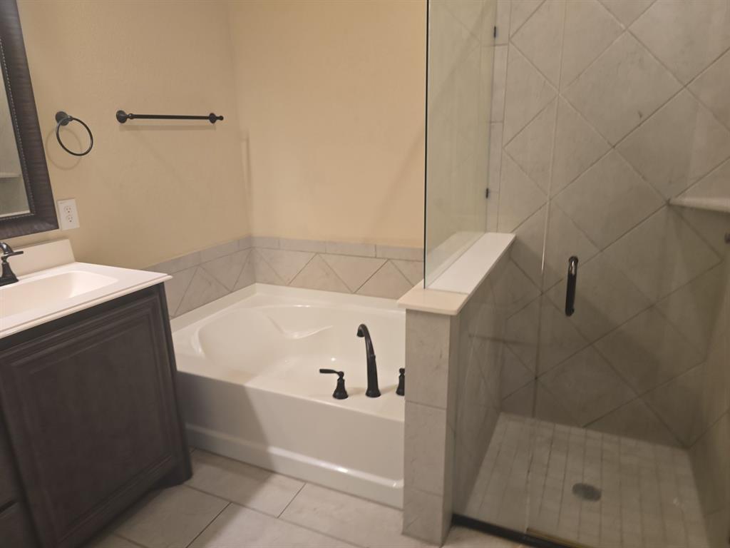 4031 Three Forks Road Kaufman, TX 75142 - Photo 19 of 26 a bathroom with a bathtub and a shower