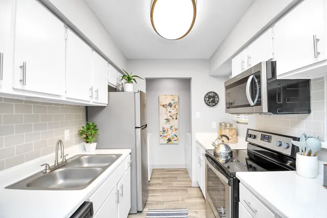 $949 | 2701 West Bellfort Avenue, Unit 1016, Houston, TX 77054