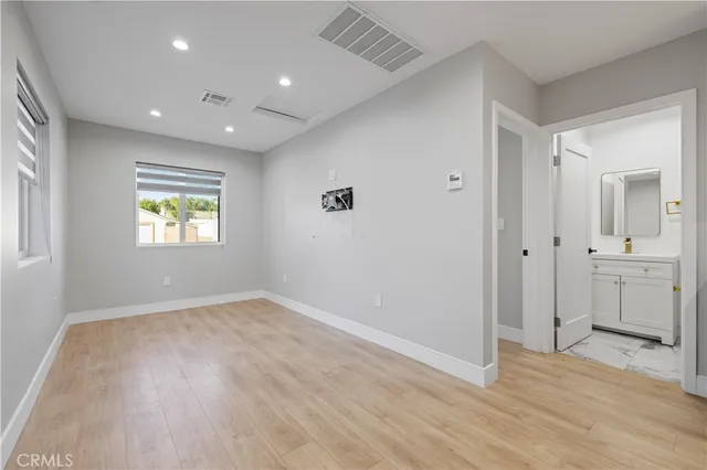 a view of a house with backyard and garden