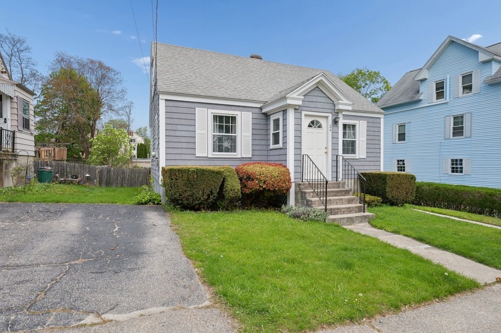 24 Falmouth Street Worcester, MA 01607 - Photo 2 of 28