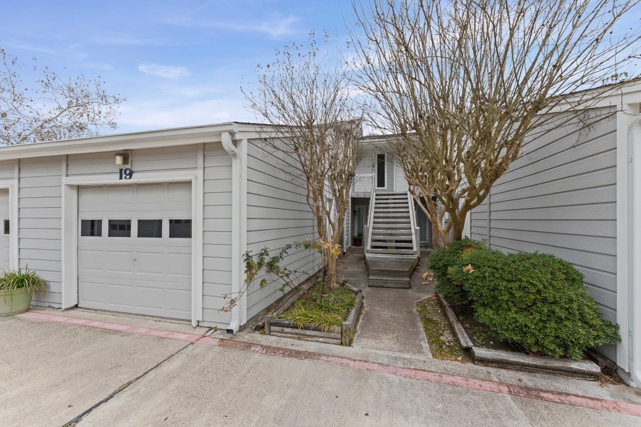 19 Hideaway Drive Friendswood, TX 77546 - Photo 2 of 15