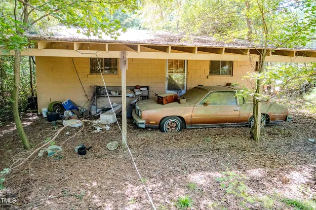 a view of a yard with a sink