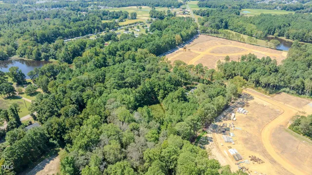 a view of backyard of the house