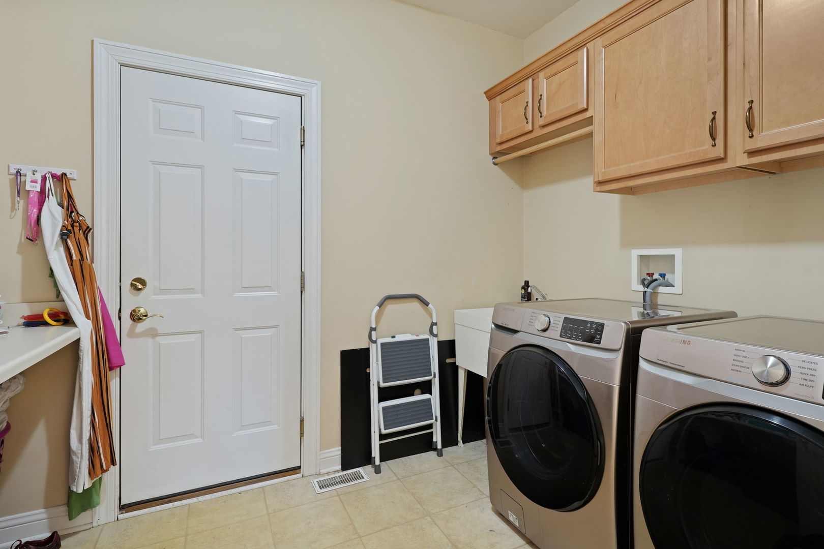 40388 Reed Court Wadsworth, IL 60083 - Photo 10 of 30 a utility room with dryer and washer