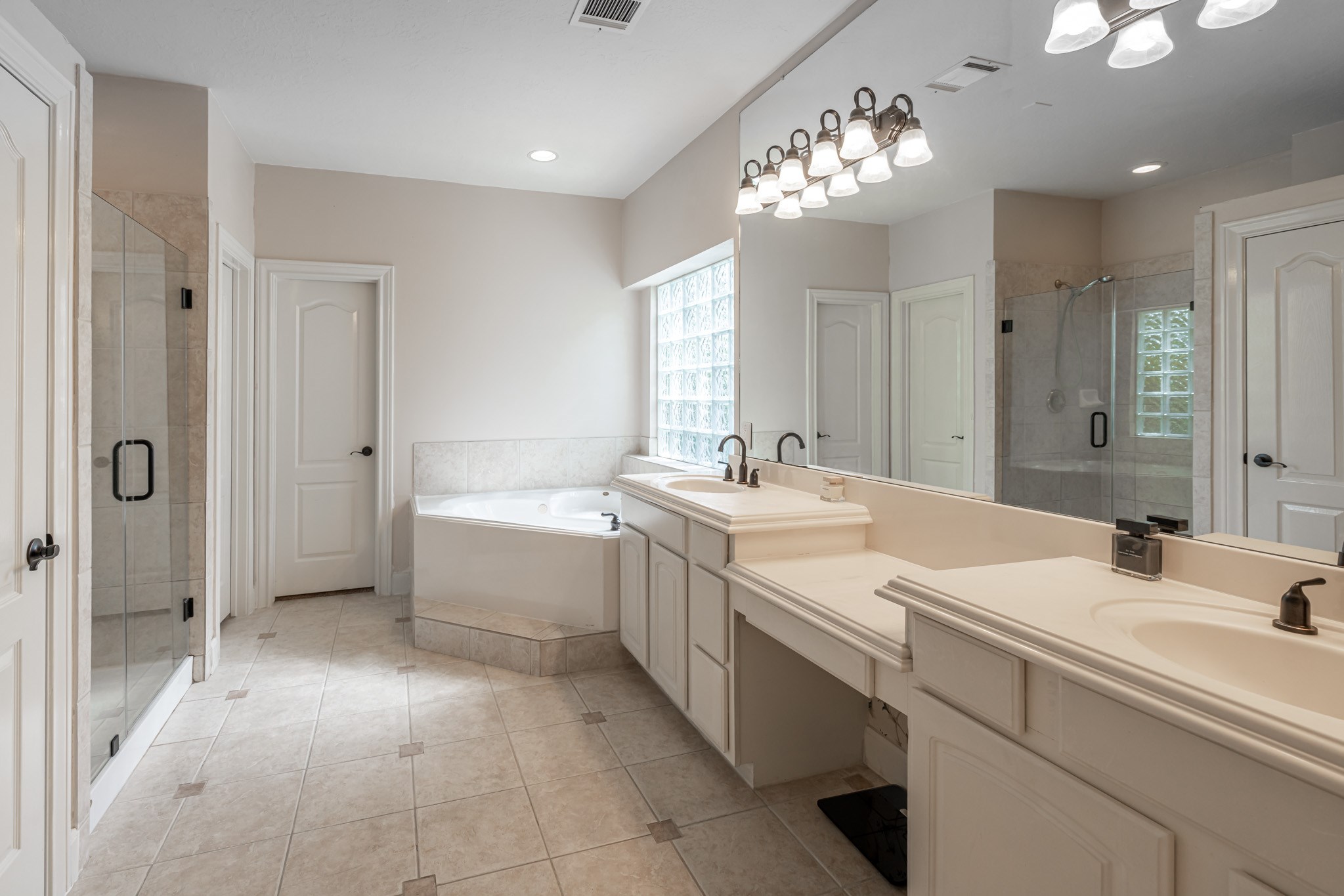 5103 Mariner's Harbor Houston, TX 77041 - Photo 12 of 42 Primary bath