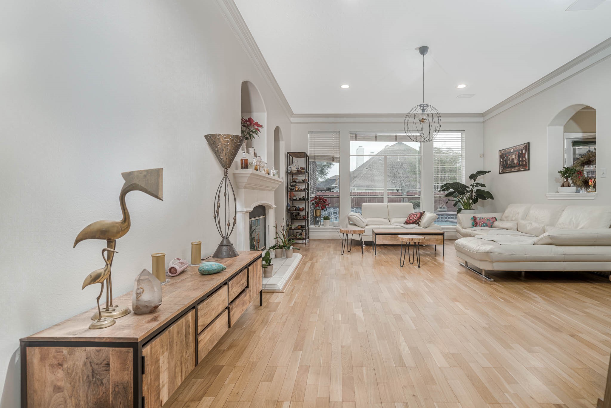 5103 Mariner's Harbor Houston, TX 77041 - Photo 2 of 42 Lots of natural light flooding the living room