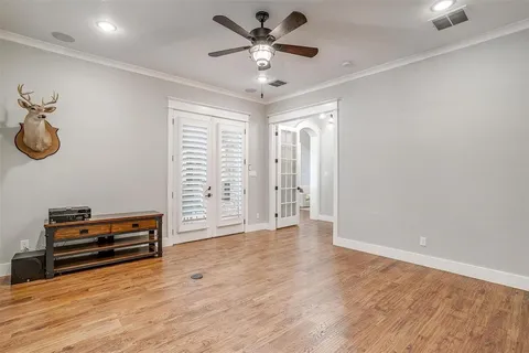 a view of a livingroom with a workspace