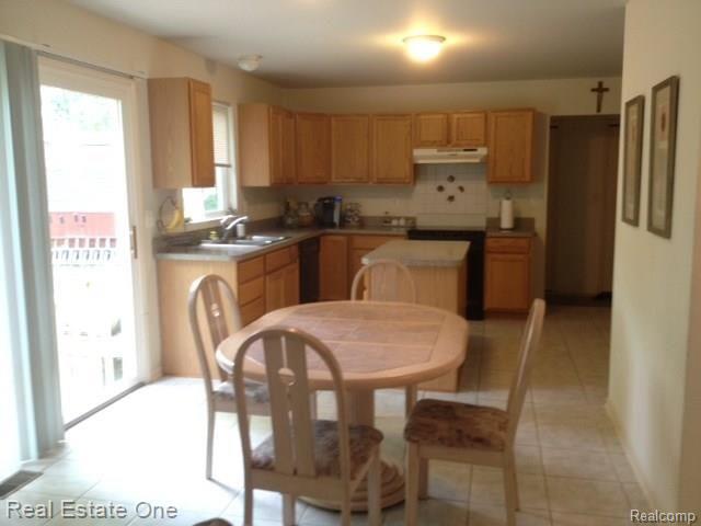 1695 Rosedale Street West Bloomfield, MI 48324 - Photo 8 of 9 kITCHEN W/EATING AREA &DOORWALL LEADING TO PRIVATE YARD