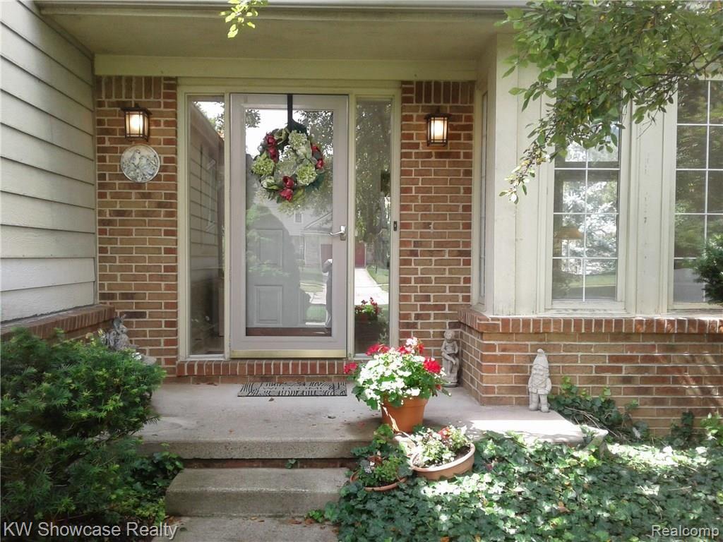 29523 English Way Novi, MI 48377 - Photo 2 of 22