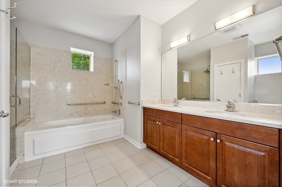 1231 West Arthington Street Chicago, IL 60607 - Photo 22 of 34 a bathroom with a tub sink and mirror