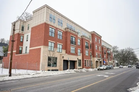 $3,900 | 1722 Springfield Avenue, Unit 402, Maplewood, NJ 07040