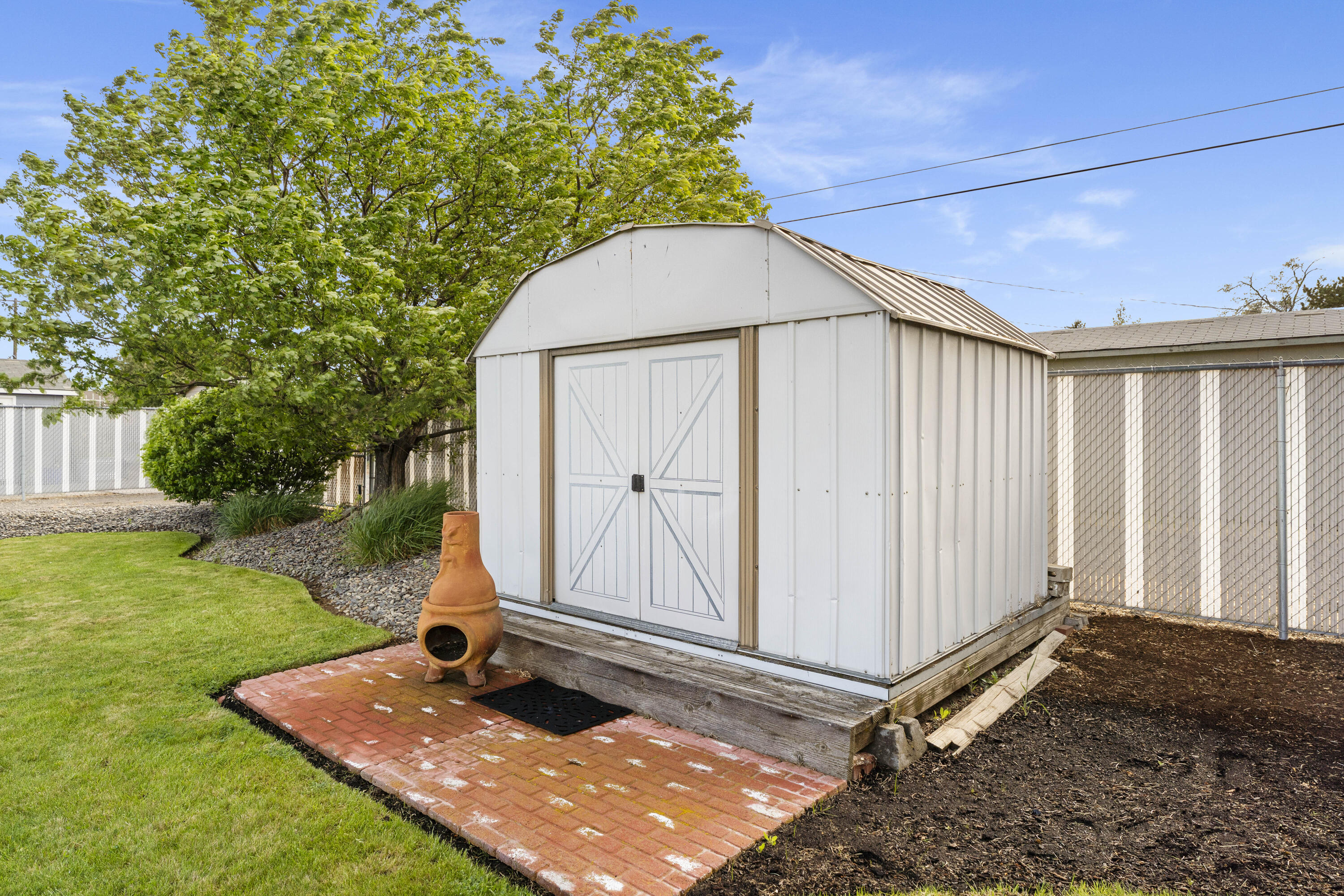 946 Southwest 13th Street Redmond, OR 97756 - Photo 43 of 49 a backyard of a house
