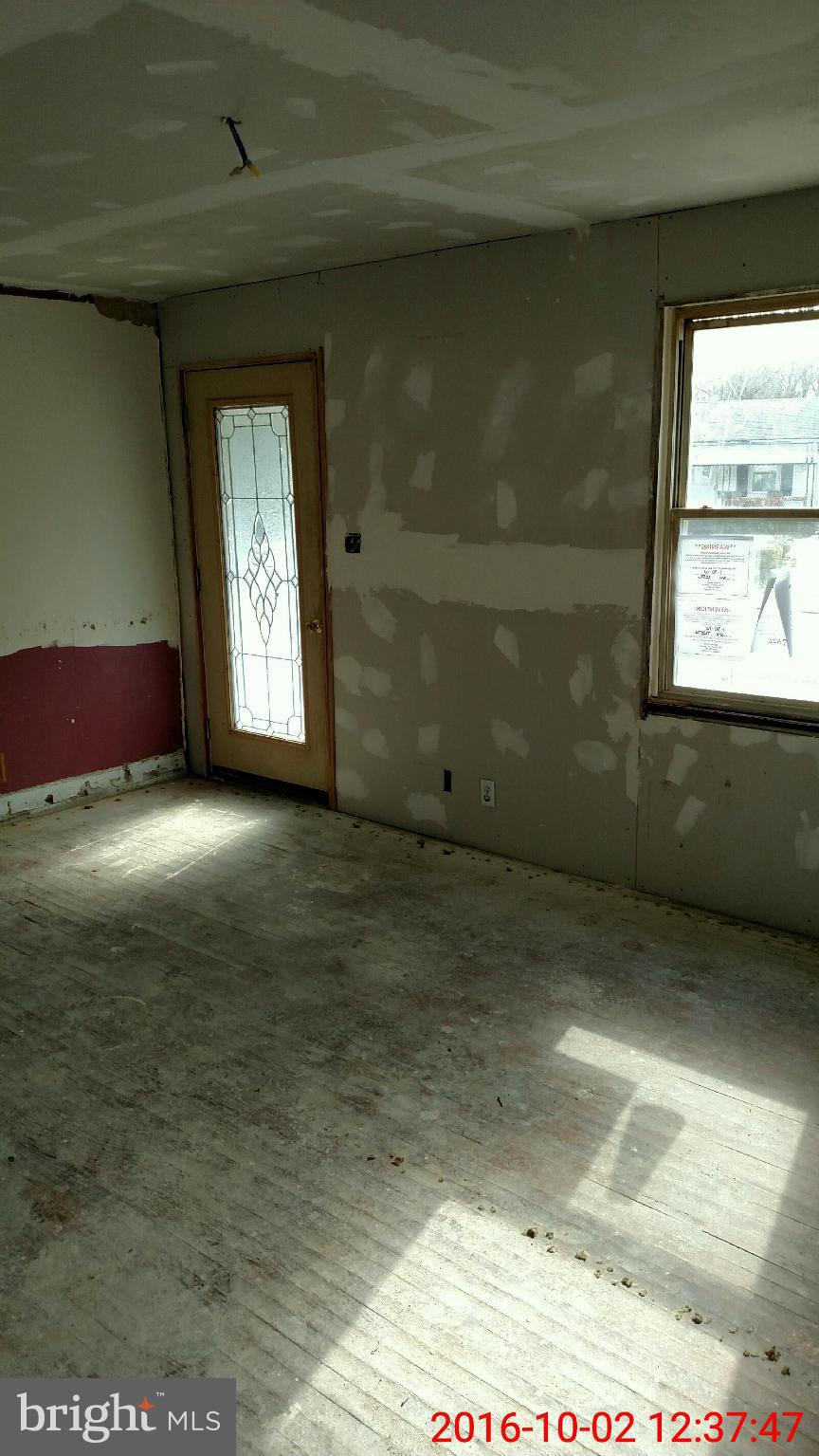 304 Poplar Road Baltimore, MD 21221 - Photo 2 of 13 Living Room