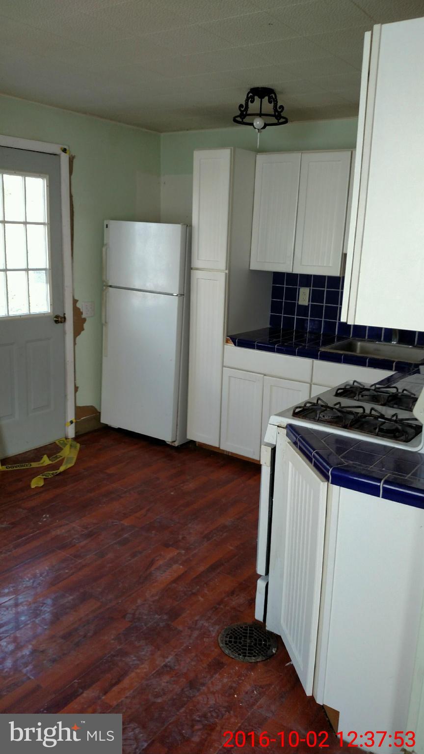 304 Poplar Road Baltimore, MD 21221 - Photo 3 of 13 Kitchen